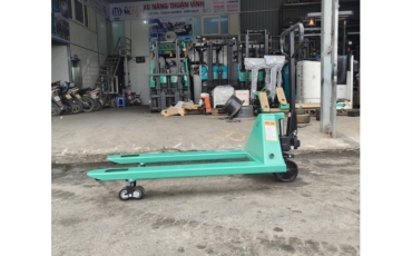 Xe nâng tay điện là gì? So sánh chi tiết với xe nâng tay thủy lực